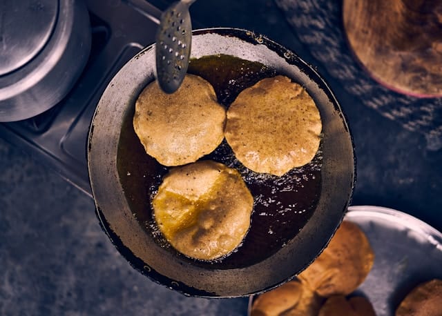 Discover the serious health risks of consuming excessive oily food 🍟. Learn how it leads to obesity ⚖️, heart disease ❤️, diabetes 🩸, and poor digestion 🤢. Explore healthier alternatives like cold-pressed oils 🫒 to improve your well-being.